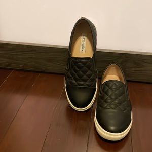Steve Madden slip on shoes, size 6!